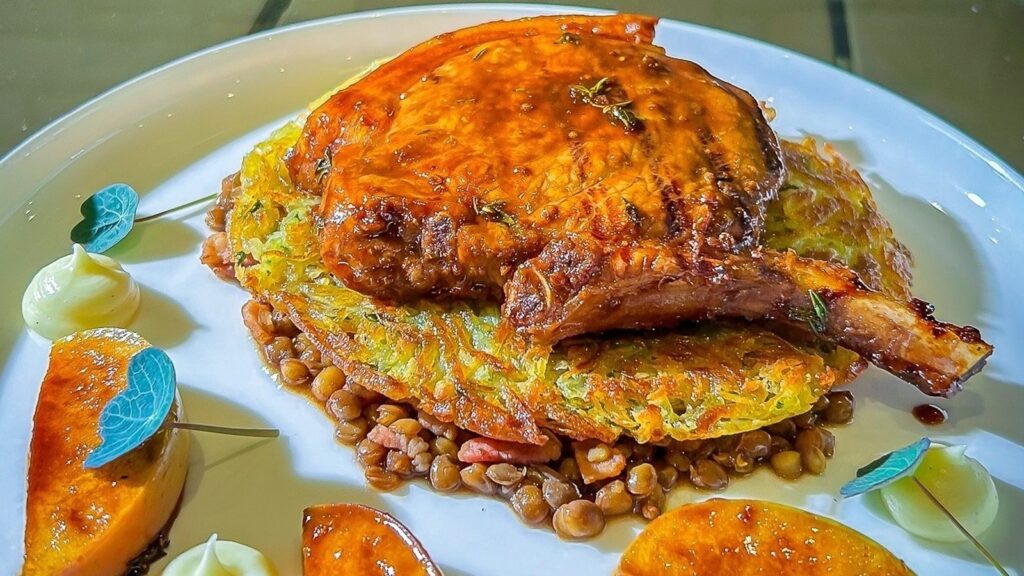 Chop de cerdo glaseada a la parrilla de Neven con Rosti, manzanas caramelizadas y lentejas balsámicas