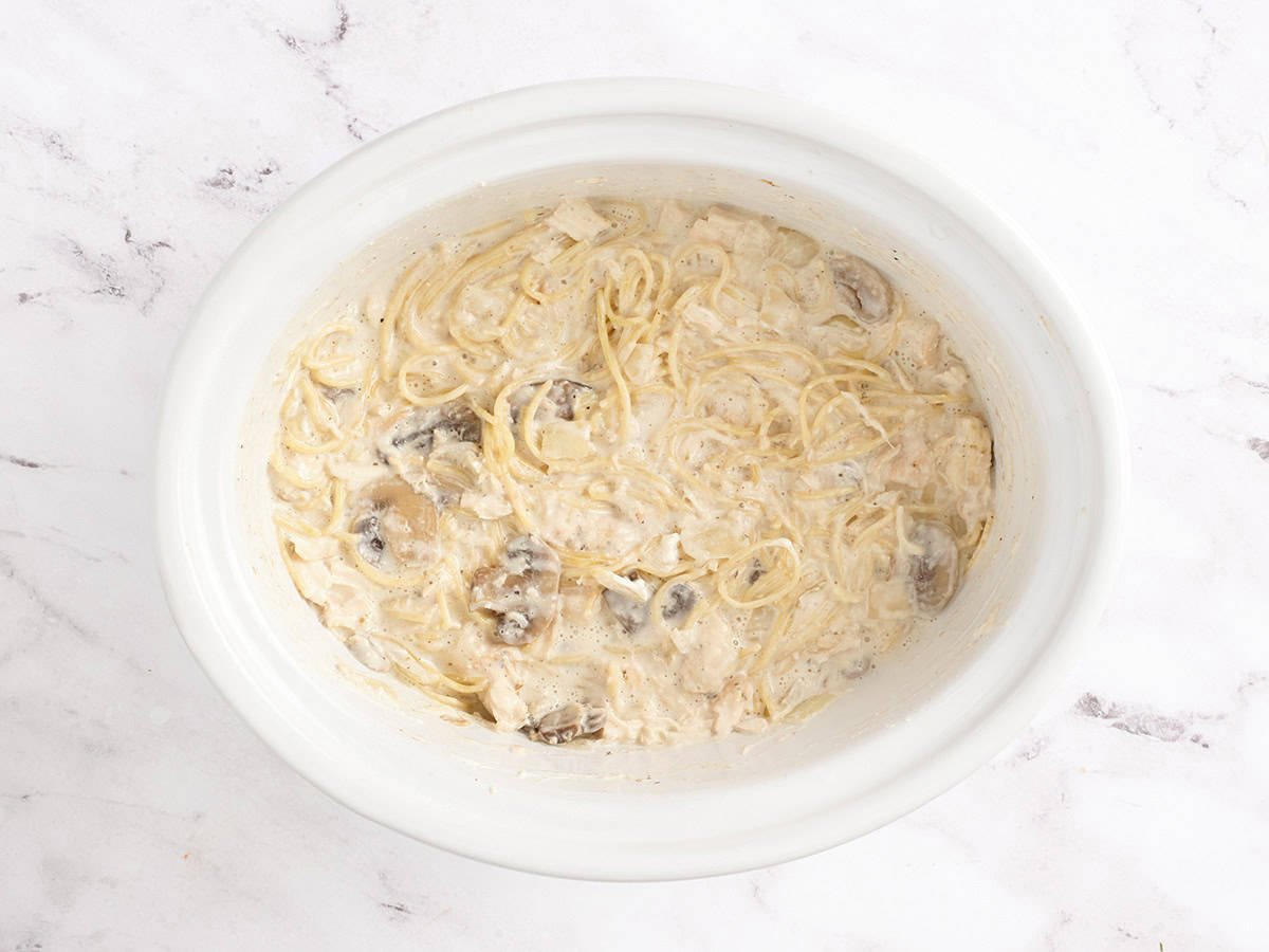 Tetrazzini de pollo Crockpot en una olla de cocción lenta.