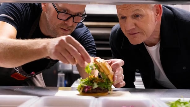 Gordon Ramsay y Christian Binney, Director de Desarrollo de Alimentos de Burger King UK (Asignaciones de medios de David Parry/PA)