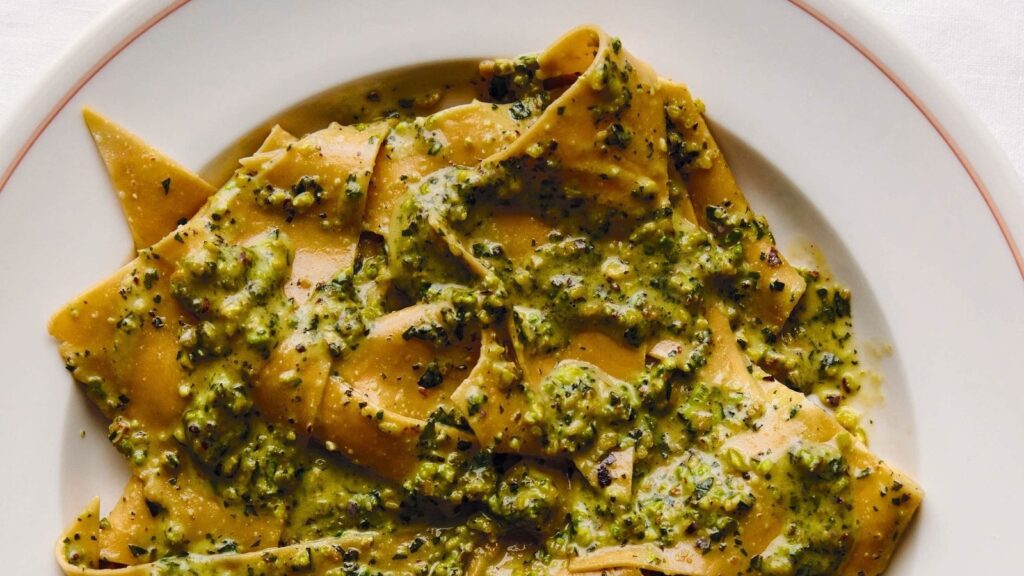 Stracci de Padella con pesto de pistacho, menta y albahaca