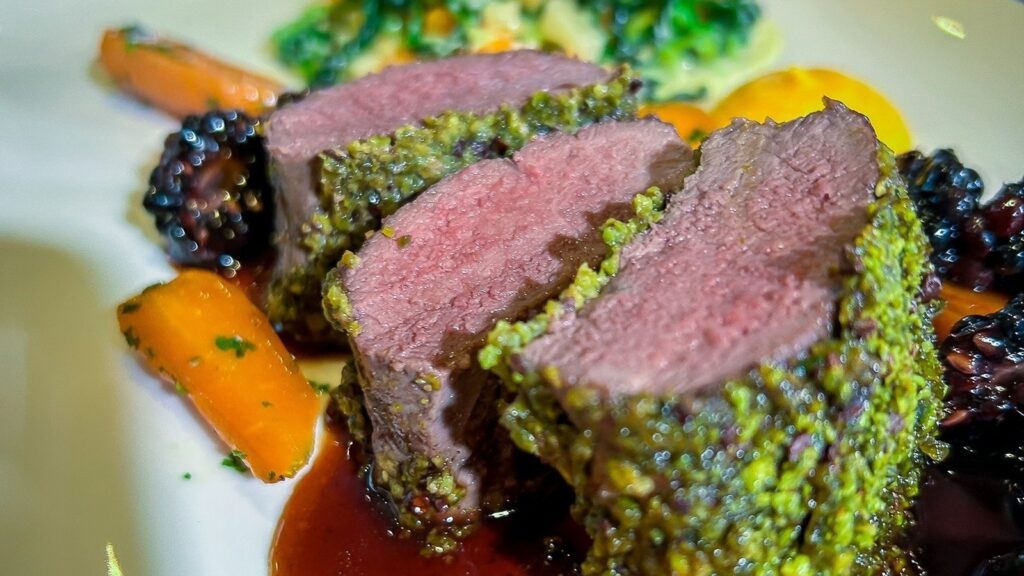 La carne de venado con costras de Neven Maguire con repollo crema y mora jus