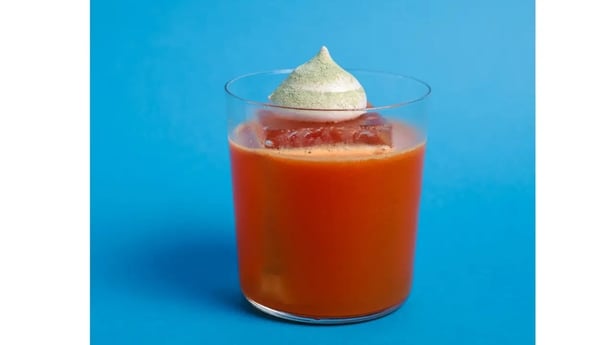 Uno de los cócteles más llamativos que se sirven en Sips en Barcelona