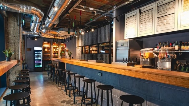 La larga barra de Elementary en el East End de Londres