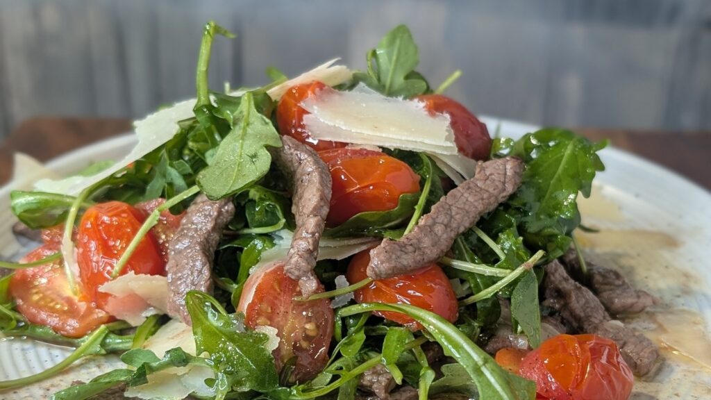 Ensalada de ternera stracchi con rúcula de Max Bagaglini: hoy