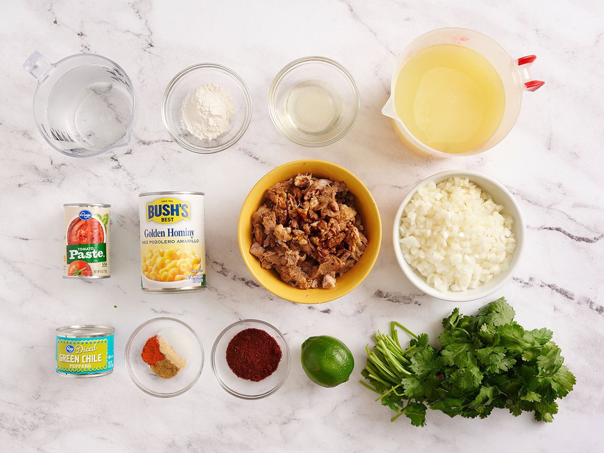 Los ingredientes para posole de 30 minutos.