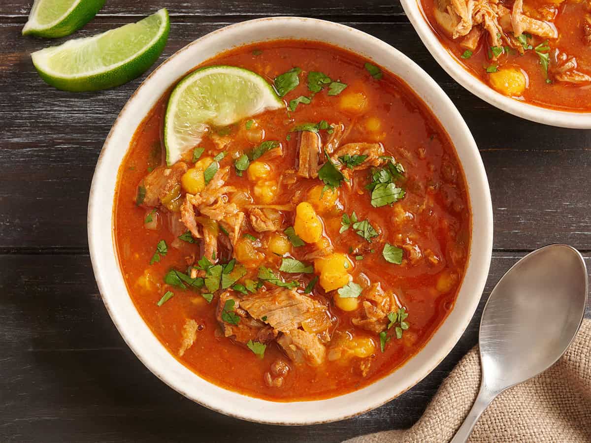 Vista aérea de un plato de pozole casero de 30 minutos.