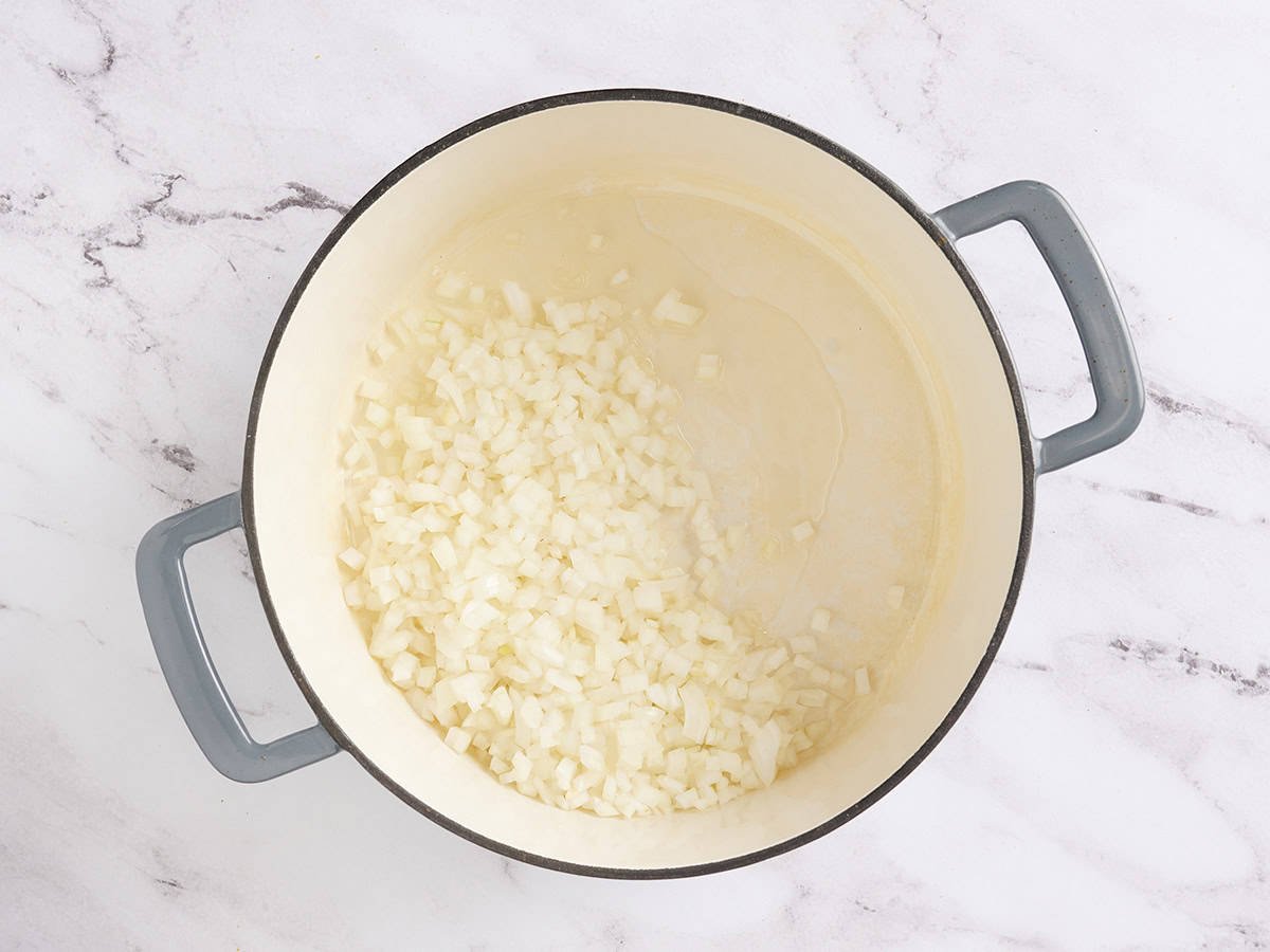Cebolla picada en una olla con aceite.