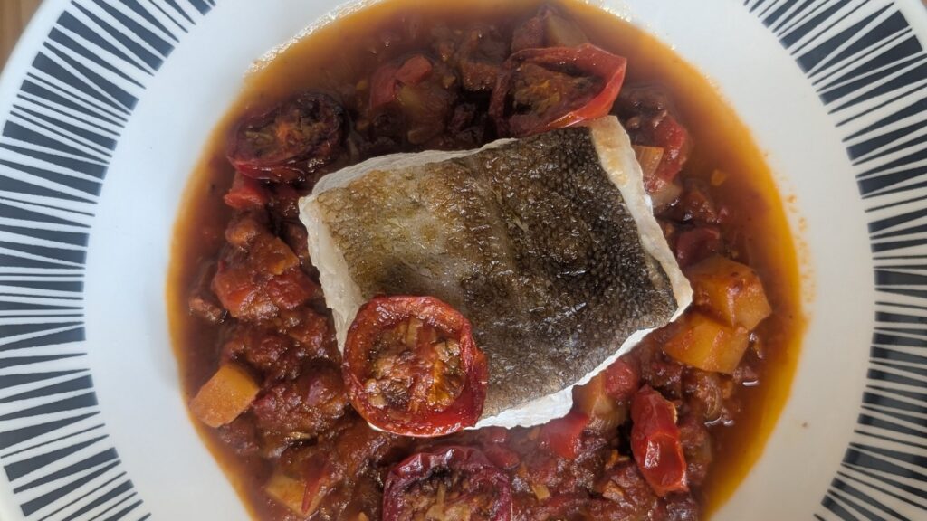 Bacalao asado de Mags Roche con chorizo, tomate y pimiento rojo: Hoy