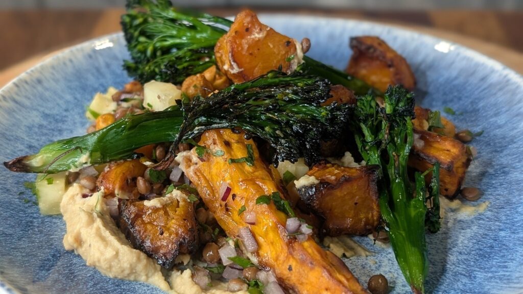 Ensalada de verduras de invierno de Mags con hummus picante, salsa de lentejas y halloumi crujiente: hoy