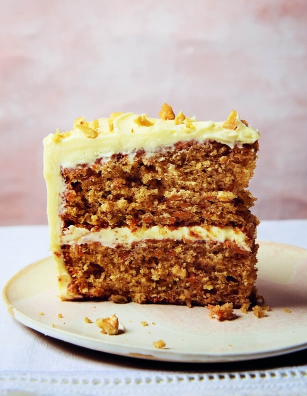 Un trozo de pastel helado en un plato