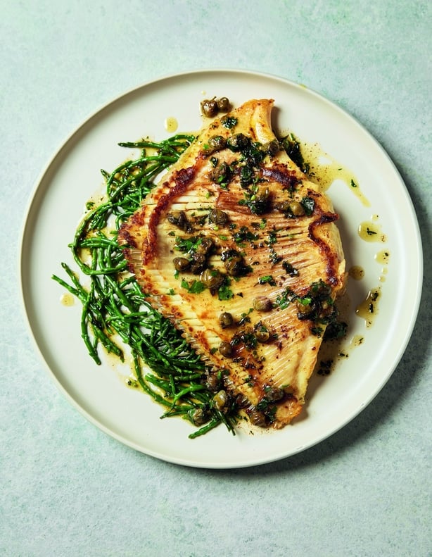 Ala de raya con salsa de alcaparras y hinojo marino