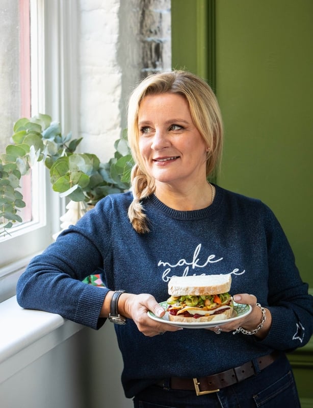Una foto de Suzanne Mulholland con un sándwich navideño