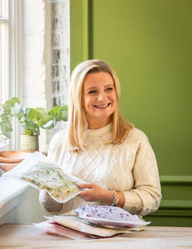 Una foto de Suzanne Mulholland con alimentos preparados y congelados.