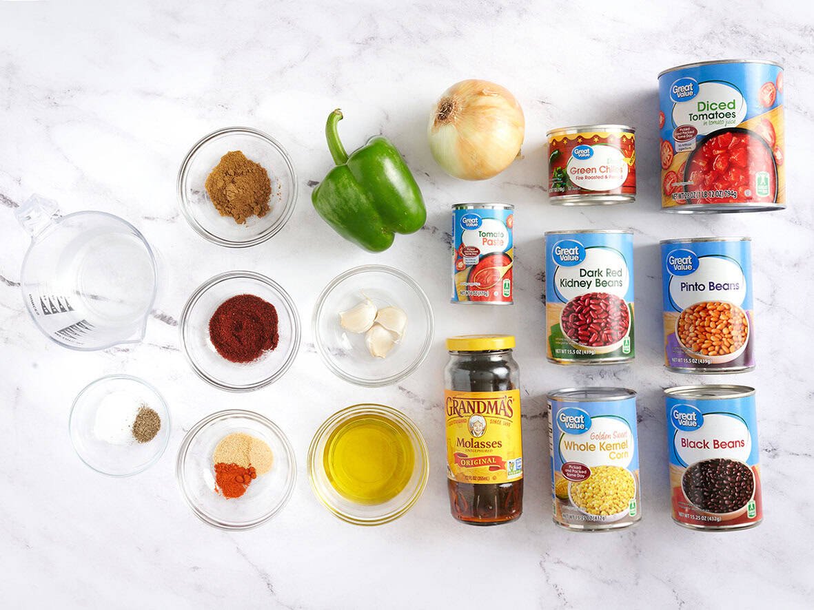 ingredientes dispuestos en un mostrador para hacer chili vegetariano