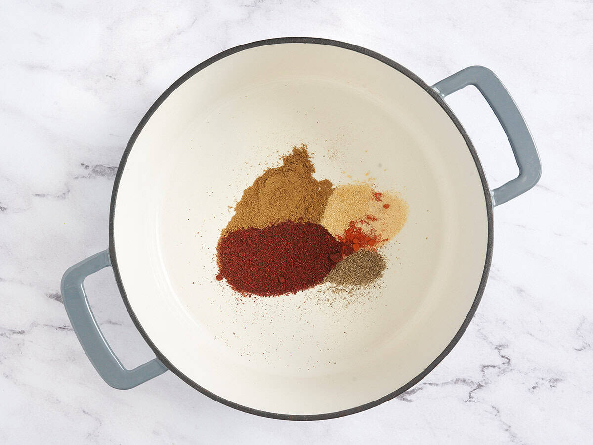 Se tuestan varias especias para hacer chili de 3 frijoles