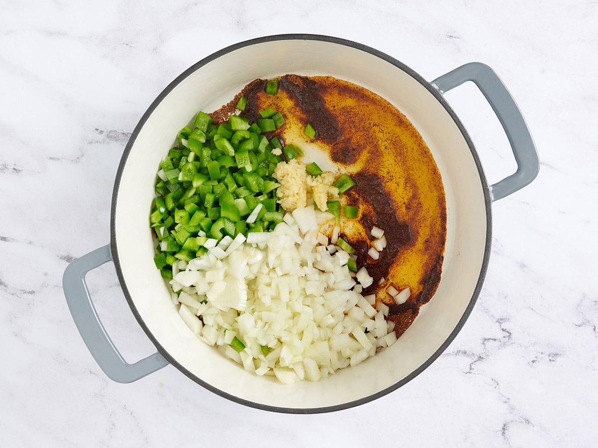 cebolla picada, pimiento morrón y ajo picado, ingredientes para cocinar el chili vegetariano