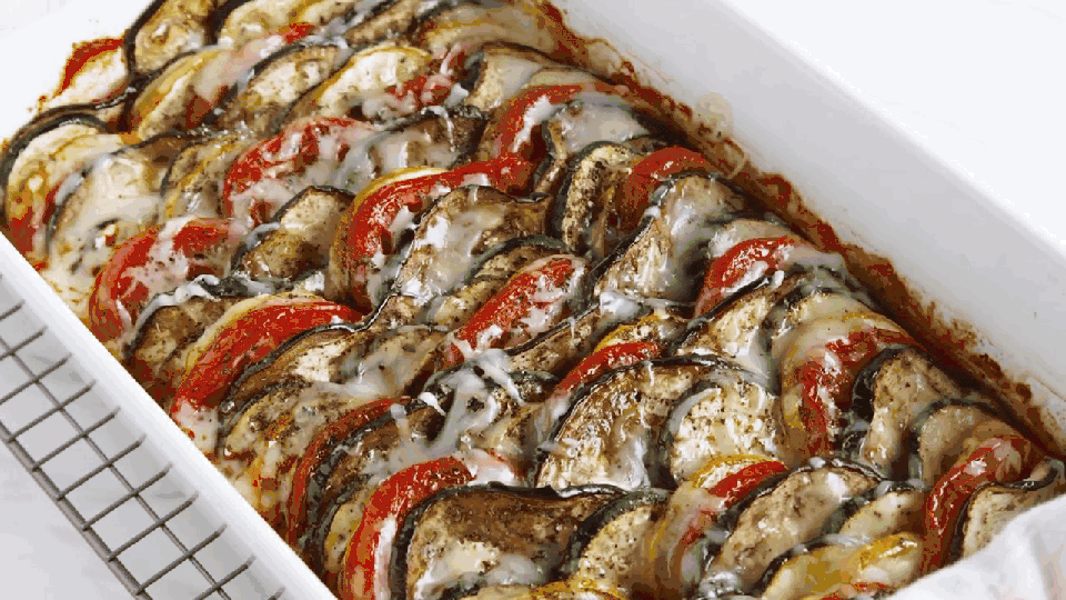 pisto cubierto con perejil