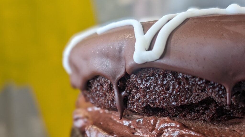 Pastel de dulce de chocolate con telaraña de Shane Smith: hoy