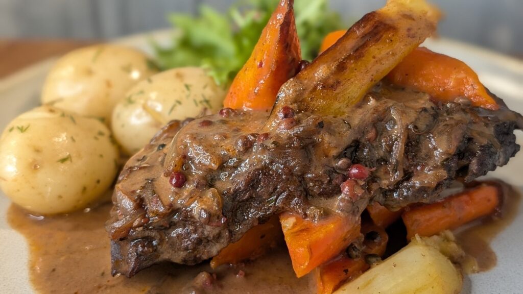 Filete de pluma de ternera bajo y lento de Alex Petit con salsa de pimienta rosa