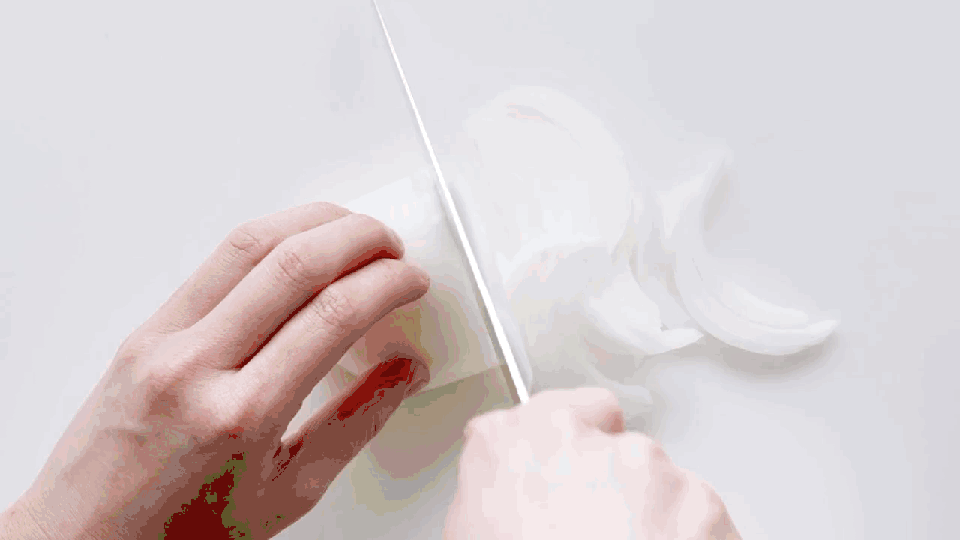 cortar a mano berenjenas, calabazas, calabacines y tomates para pisto