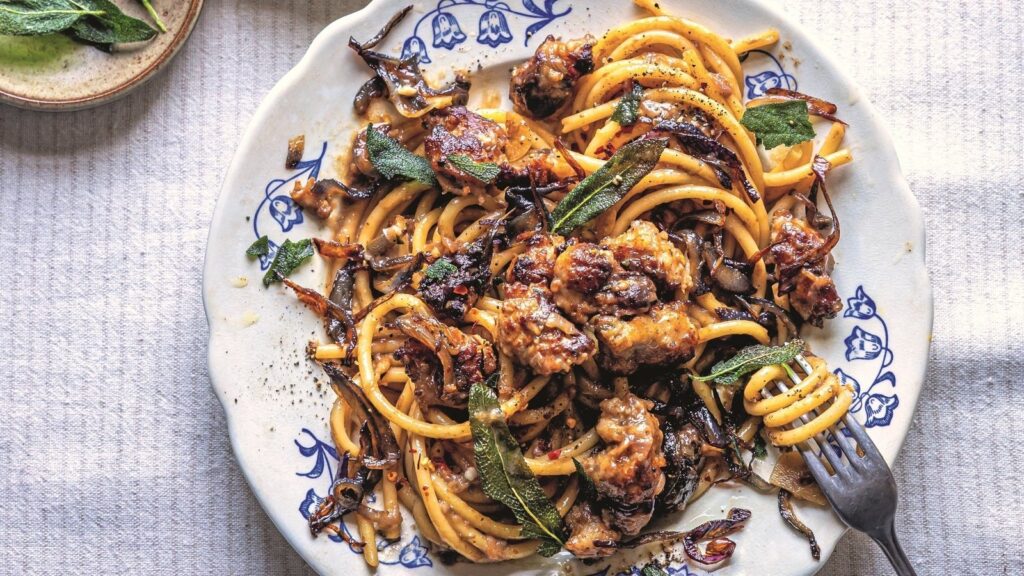 Pasta con salchicha triturada de Donal Skehan