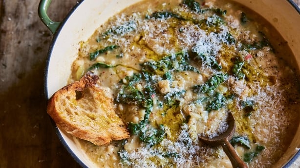 Frijoles blancos de Clodagh McKenna con verduras de invierno.