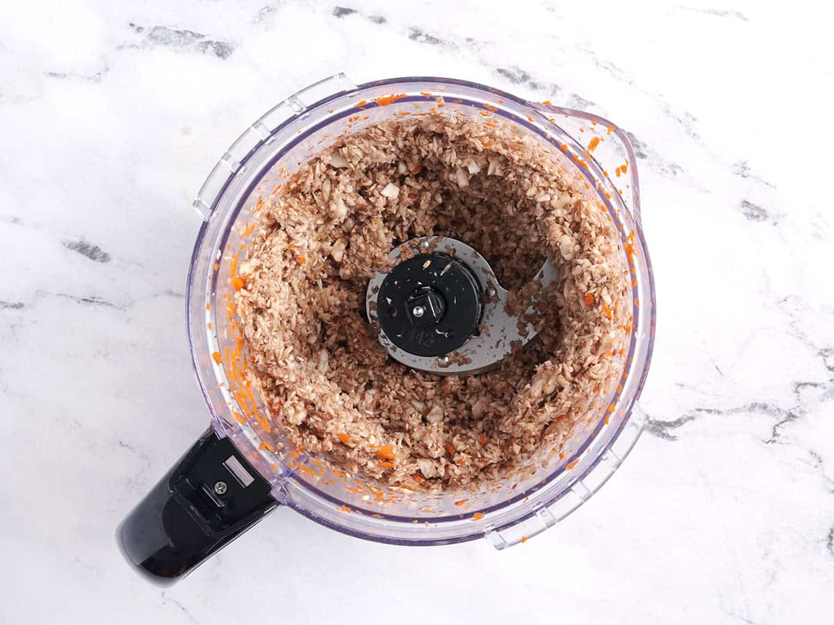 Champiñones en un procesador de alimentos.