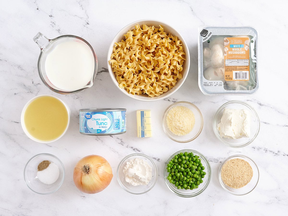 Los ingredientes para hacer una cazuela de fideos con atún.