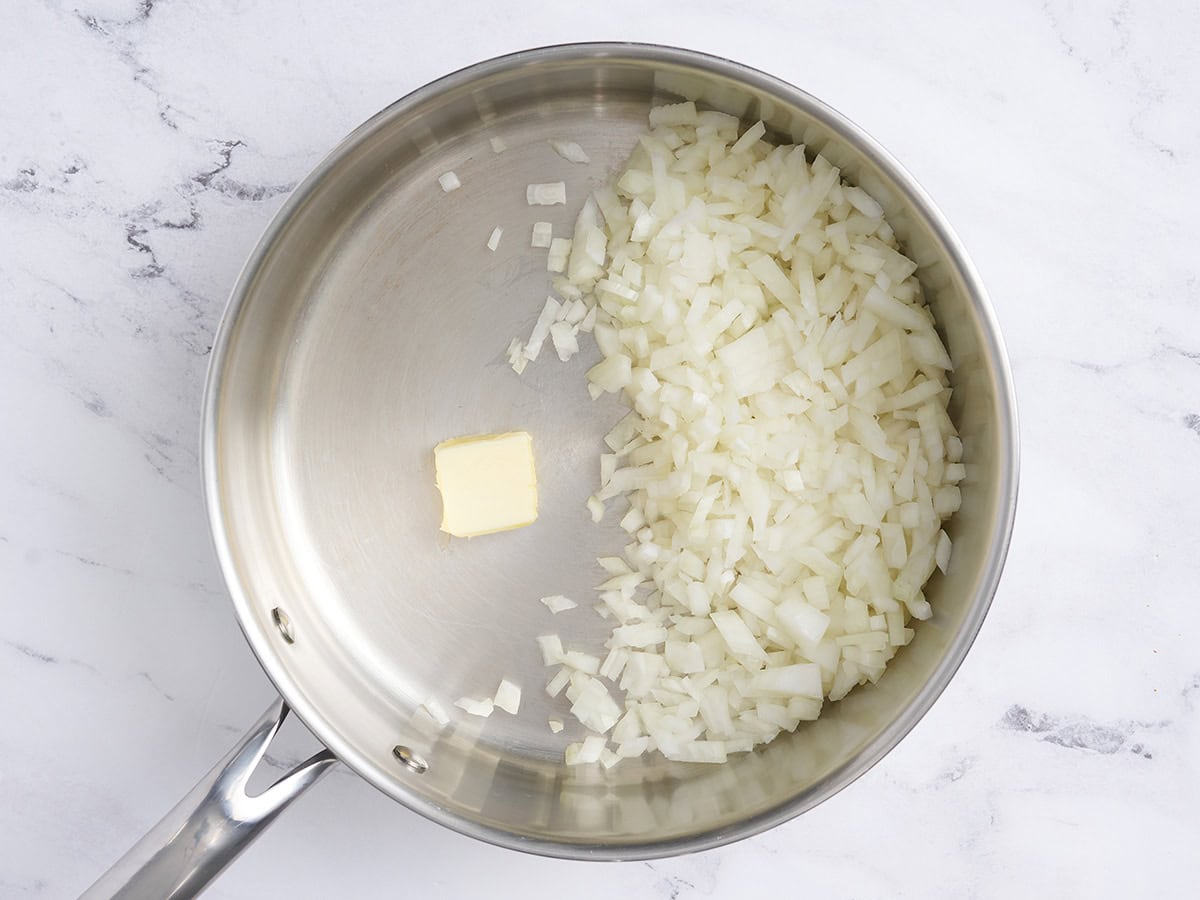 Cebollas y mantequilla en una sartén.