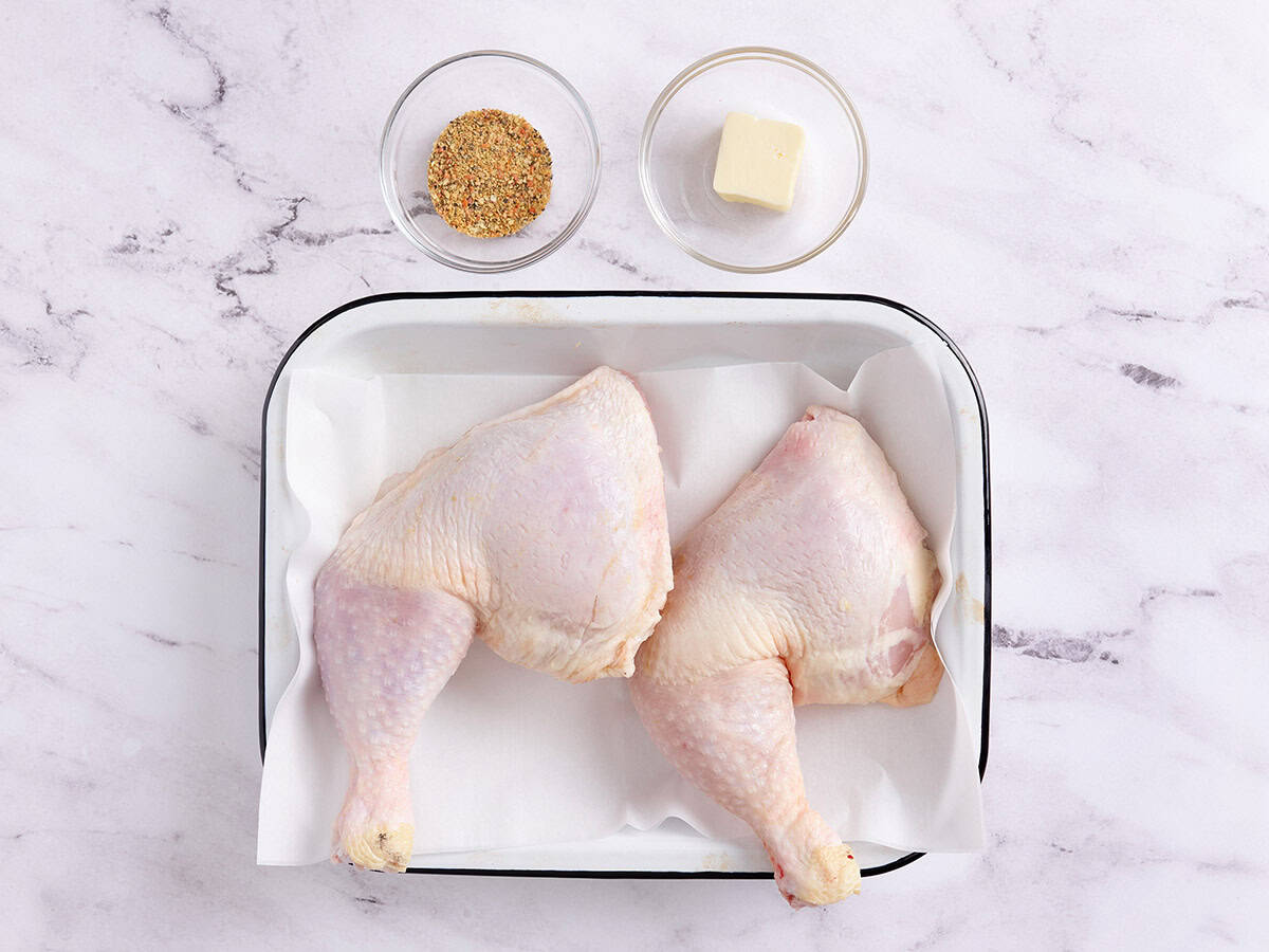 Los ingredientes para las piernas de pollo asadas al horno.