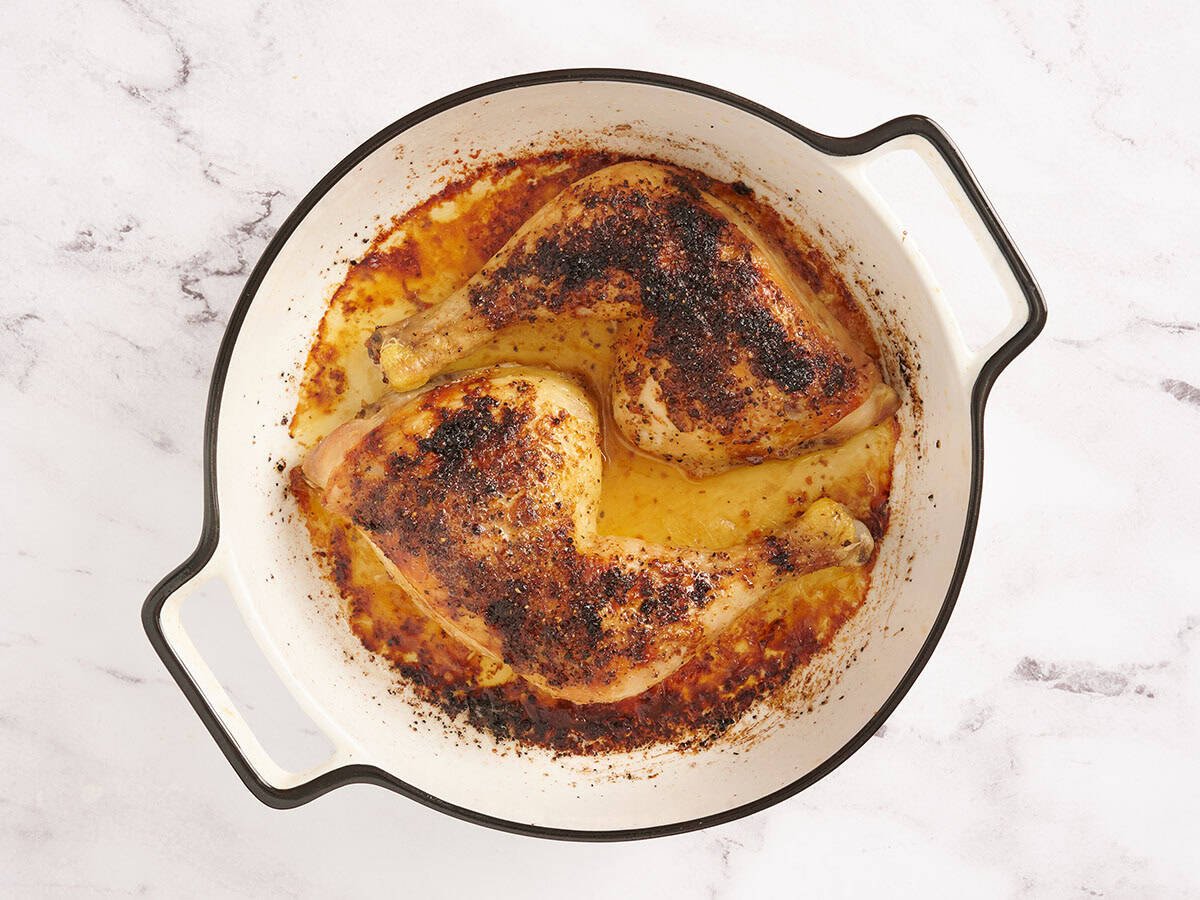 Muslos de pollo asados ​​al horno terminados en una fuente para horno.