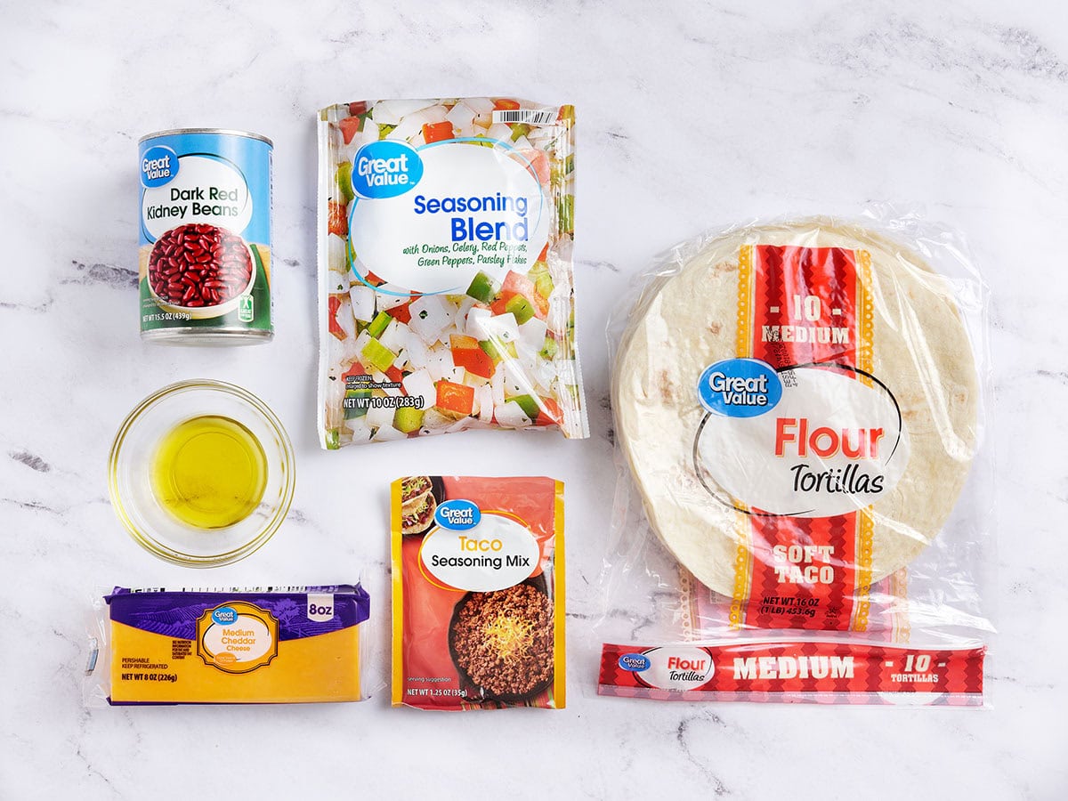 Los ingredientes para hacer quesadillas de frijoles con queso.