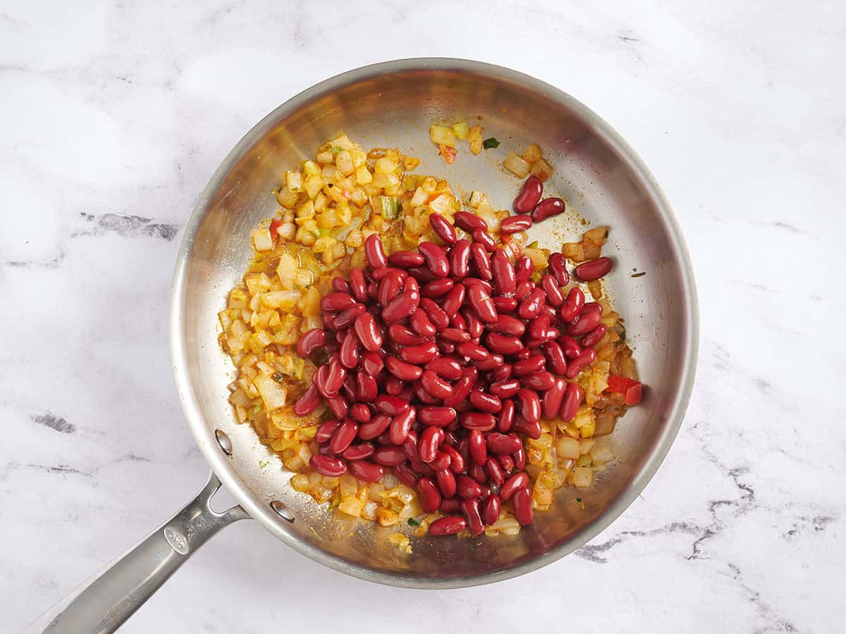 Verduras mixtas y frijoles en una sartén.