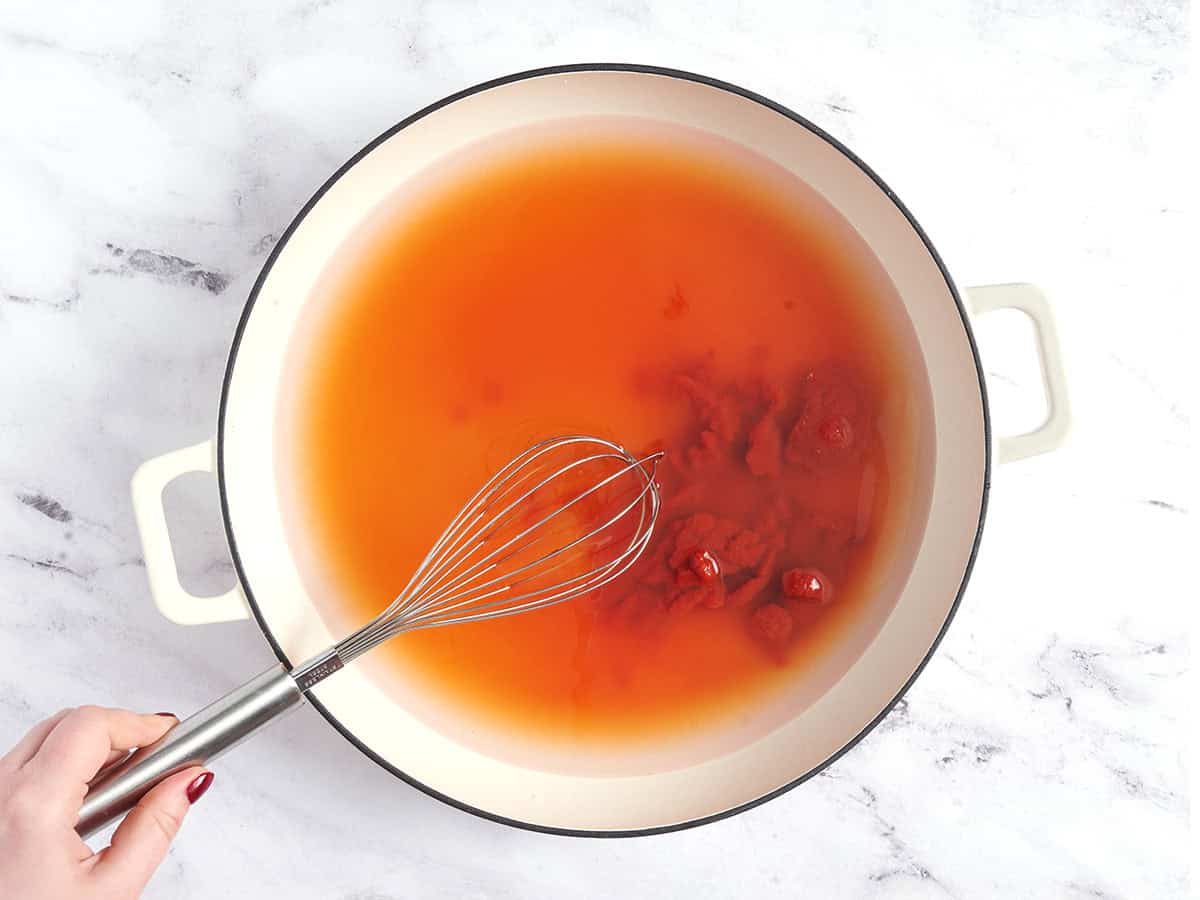 Se baten el agua y el tomate en un bol.