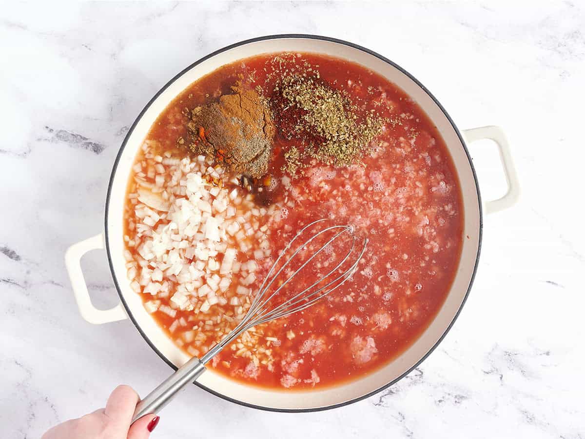 Los ingredientes para hacer el chile horizonte se mezclan en una olla.