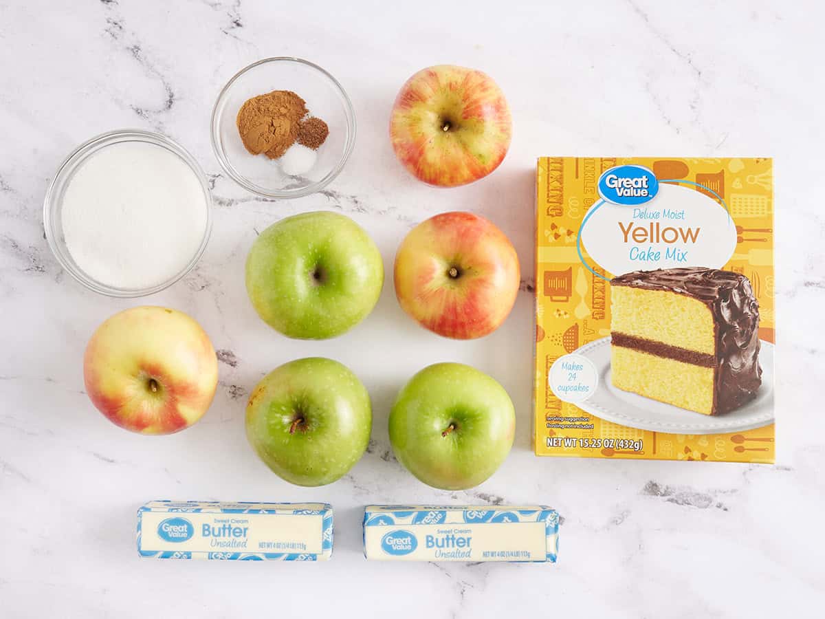 Los ingredientes para hacer un pastel de manzana.