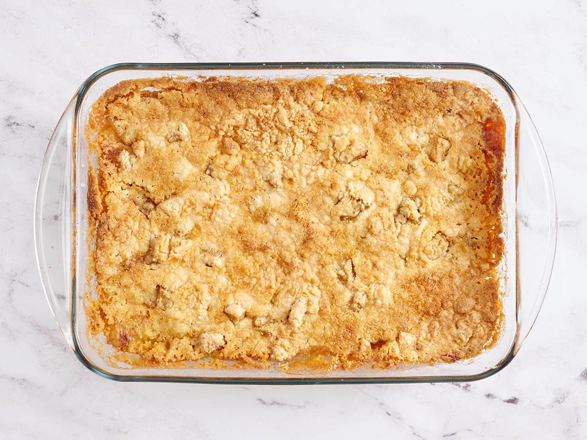 Un pastel casero de manzana en una fuente para horno.