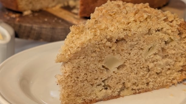 Un trozo de tarta de manzana