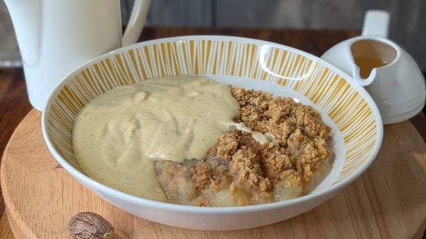 Un bol de crumble y natillas