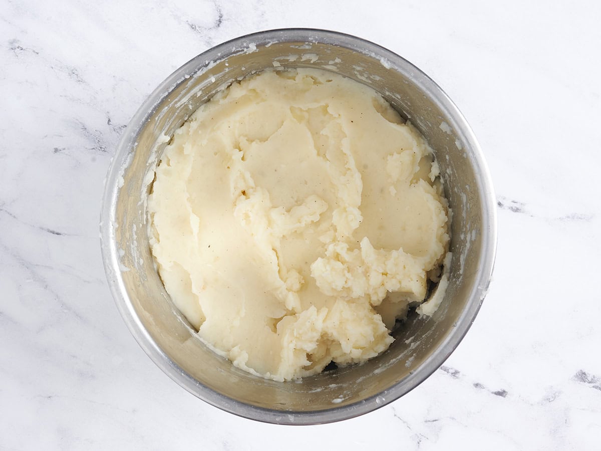 Patatas cocidas en olla instantánea terminadas después de triturarlas.