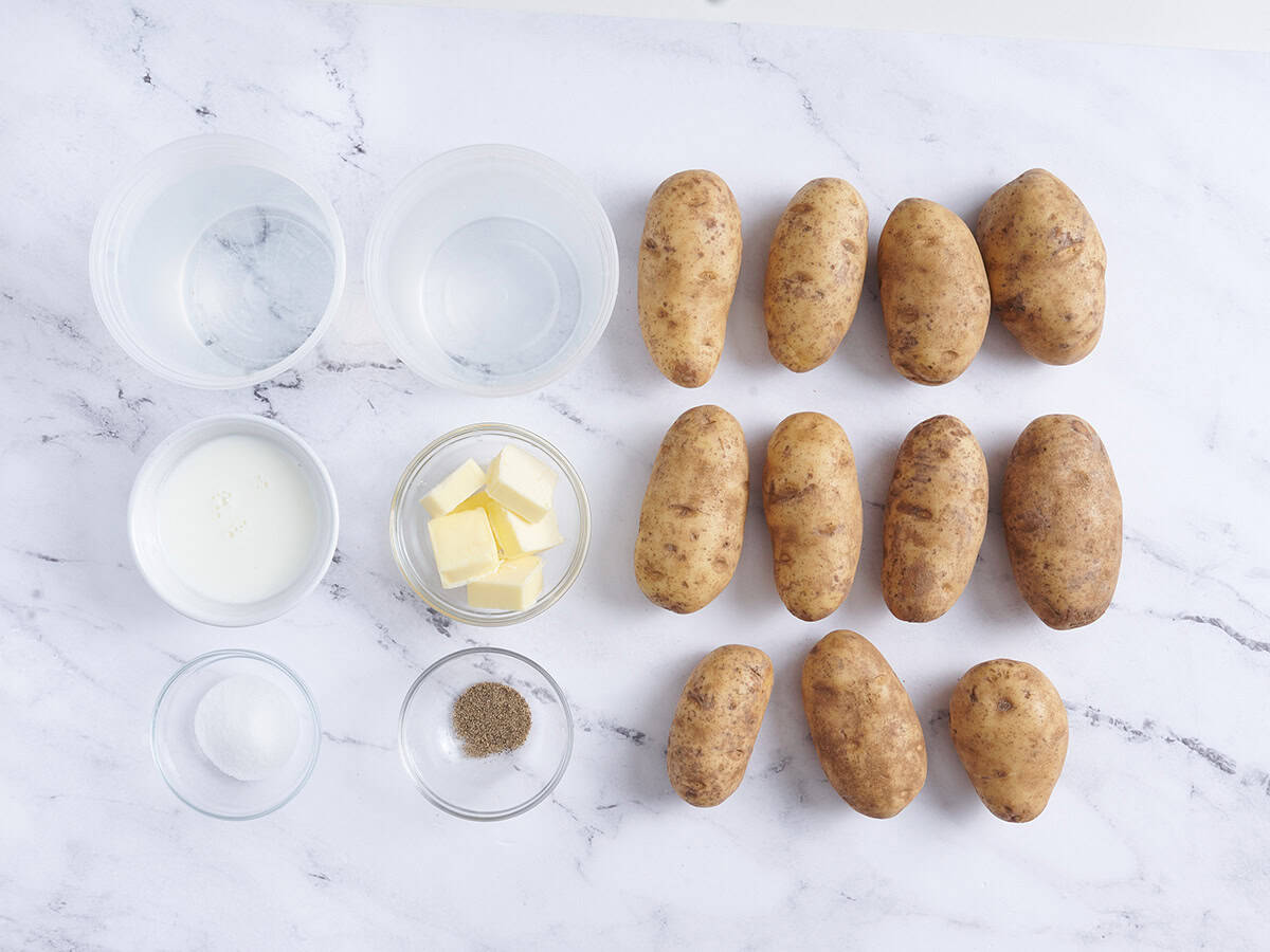 Los ingredientes para hacer puré de papas instantáneo.