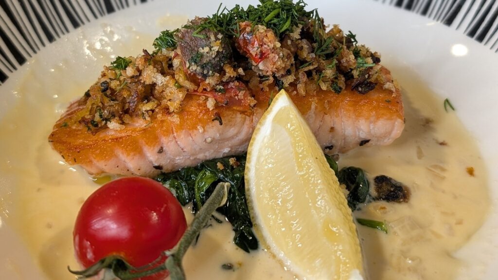 Salmón chamuscado de Derry, crumble de champiñones y tomate, salsa de mantequilla de limón