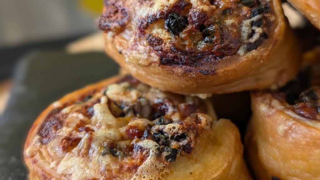 Ruedas de hojaldre de tocino, queso cheddar y crema de Alex Petit con alioli de ajo asado