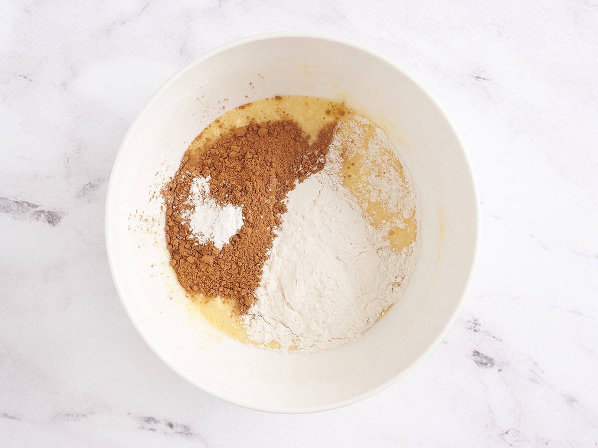 Ingredientes del brownie en un tazón.