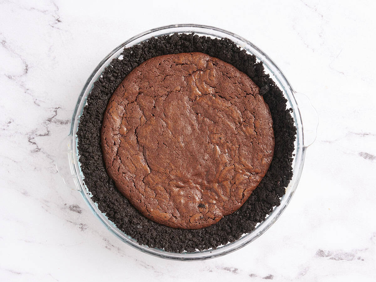 Un pastel de barro de Mississippi después de hornearlo.