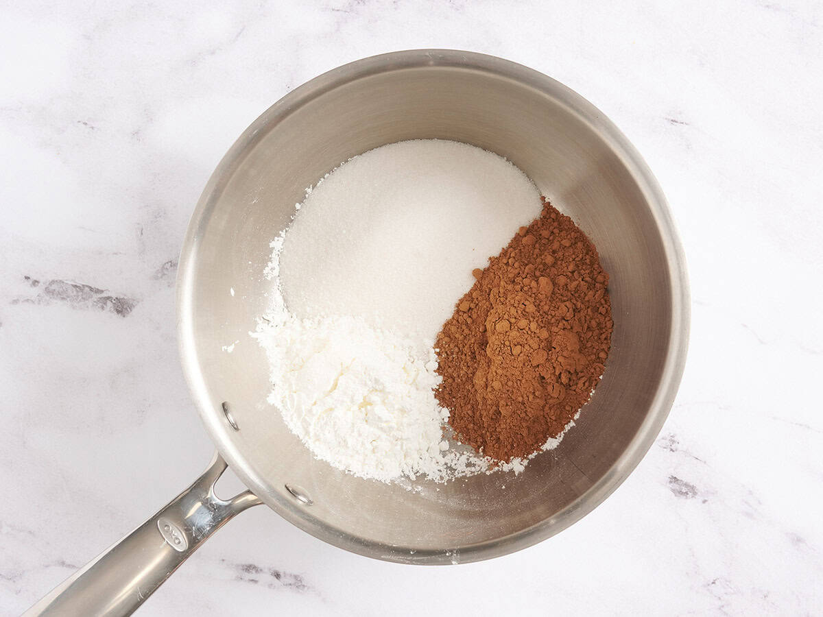 Ingredientes secos un pudín de chocolate en una cacerola.