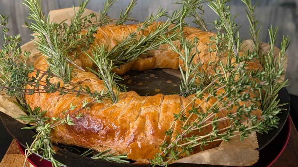 Rollo de salchicha con corona navideña de Mags