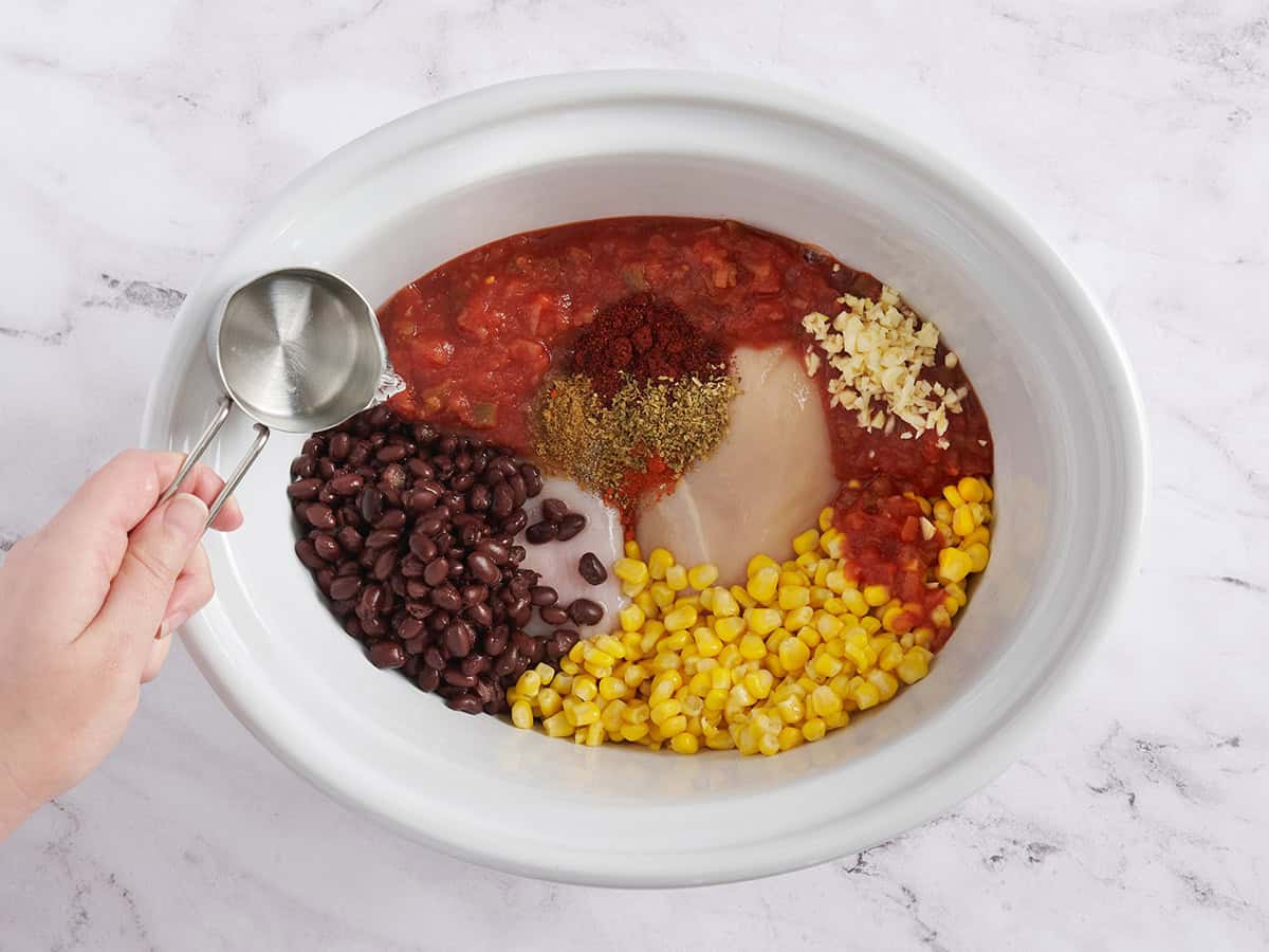 Ingredientes para tazones de pollo para tacos en la olla eléctrica.