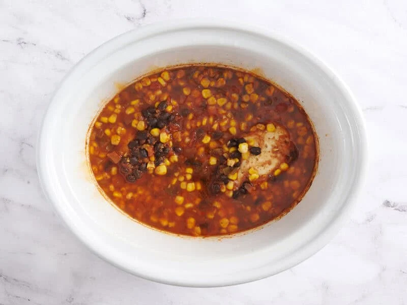 Tazones de taco de pollo cocidos en olla de cocción lenta.