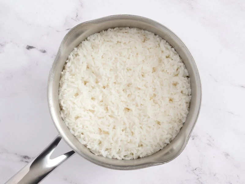 Olla de arroz blanco.